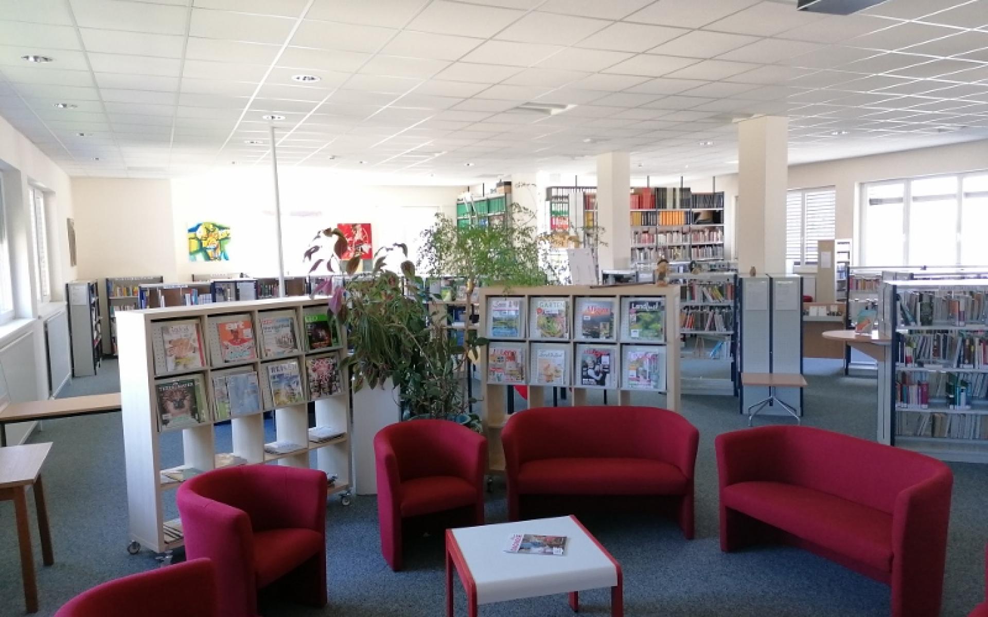 Gemütlicher Sitzbereich in der Stadtbibliothek Reutte