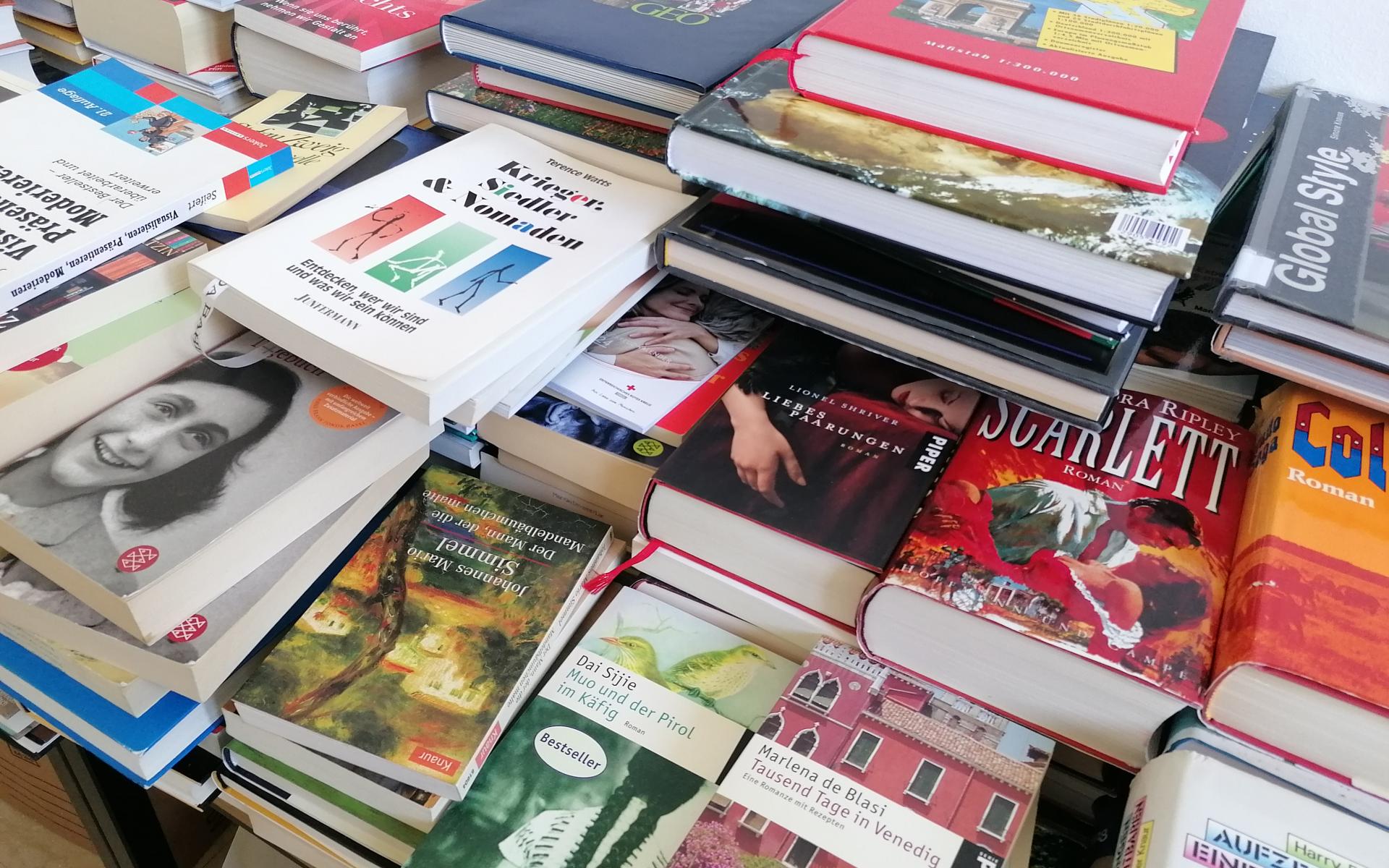 Aufgestapelte Bücher verschiedenen Genres