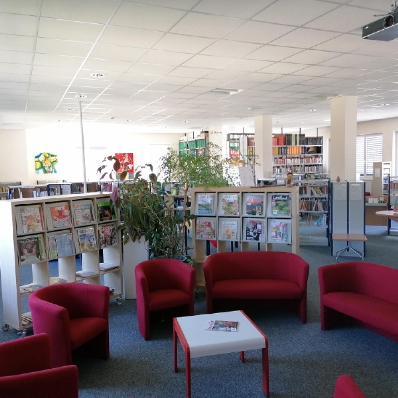 Gemütlicher Sitzbereich in der Stadtbibliothek Reutte